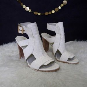 ❤️NEW Stuart Weitzman White Python Stacked Heel